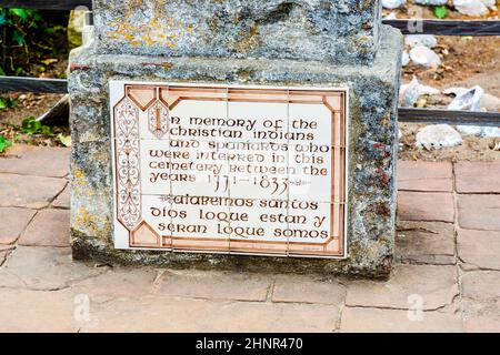 cimitero della missione Carmel con tombe di indiani decorate con conchiglie Foto Stock