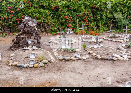 cimitero della missione Carmel con tombe di indiani decorate con conchiglie Foto Stock