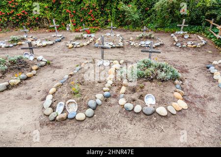 cimitero della missione Carmel con tombe di indiani decorate con conchiglie Foto Stock