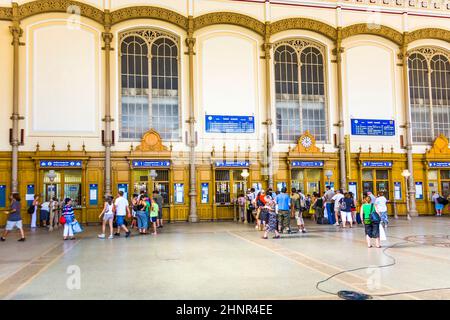 La gente acquista il tickest nella famosa stazione ferroviaria ovest Foto Stock