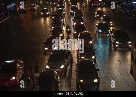 Traffico intenso sulla strada principale di Bangkok di notte Foto Stock