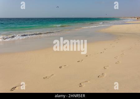 Impronte sulla spiaggia, Rui Funana Hotel, Santa Maria, SAL, República de Cabo (Capo Verde) Foto Stock