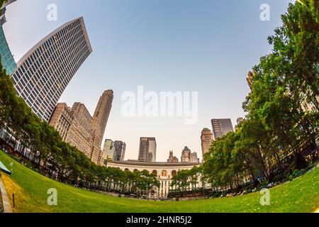 Al Bryant Park si gode la luce del tramonto Foto Stock