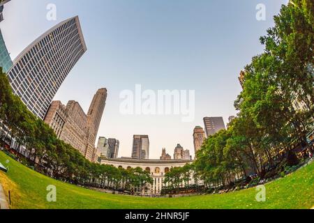 Al Bryant Park si gode la luce del tramonto Foto Stock