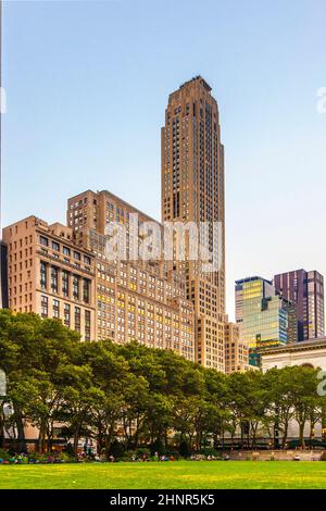 Al Bryant Park si gode la luce del tramonto Foto Stock