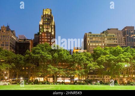 Al Bryant Park si gode la luce del tramonto Foto Stock