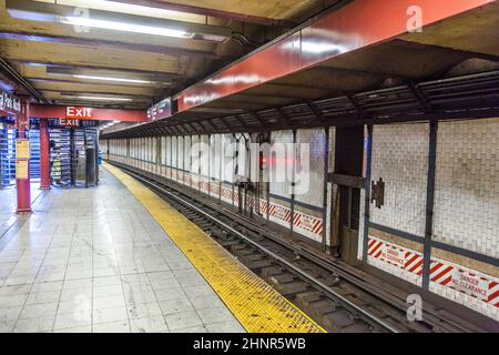 il treno arriva alla stazione della metropolitana di New York Foto Stock