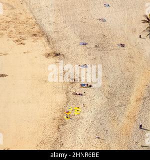 spiaggia con turisti in estate ad Arrecife, Spagna Foto Stock