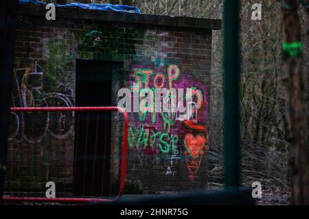 Wendover, Regno Unito. 9th Febbraio, 2022. Parte del sito dell'ex campo di resistenza attiva (GUERRA) Stop HS2 è raffigurato accanto al A413. Gli attivisti ambientali contrari al collegamento ferroviario ad alta velocità HS2 hanno istituito il campo in un luogo in cui HS2 attraverseranno il A413 tramite il viadotto Small Dean, ma sono stati sfrattati dai salvataggi che agiscono per la HS2 Ltd nell'ottobre-novembre 2021. Credit: Mark Kerrison/Alamy Live News Foto Stock