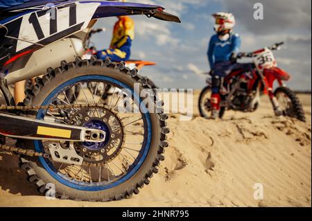 Pilota di Motocross su un terreno desertico estremo Foto Stock