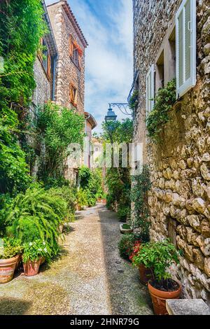 Passeggiate nelle pittoresche strade di Saint-Paul-de-Vence, Costa Azzurra, Francia Foto Stock