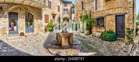 Passeggiate nelle pittoresche strade di Saint-Paul-de-Vence, Costa Azzurra, Francia Foto Stock