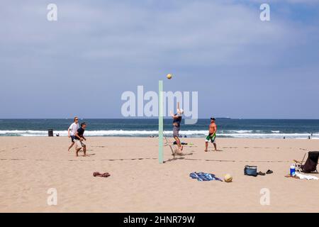 Le persone amano giocare a pallavolo a Redondo Beach Foto Stock