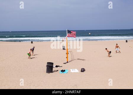 Le persone amano giocare a pallavolo a Redondo Beach Foto Stock