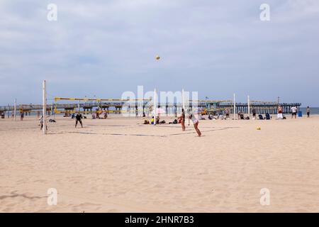 Le persone amano giocare a pallavolo a Redondo Beach Foto Stock