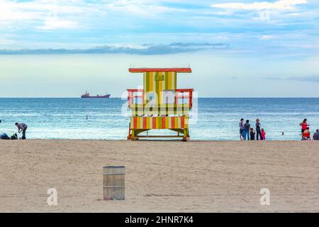 Torre del bagnino a South Beach a Miami con persone in spiaggia al mattino presto. Foto Stock