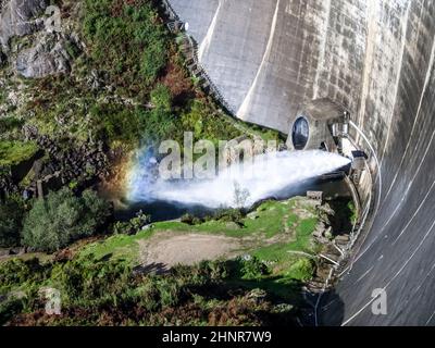 PAMPILHOSA PORTOGALLO - 4 NOVEMBRE 2014: Diga di Santa Luzia vicino Pampilhosa, Portogallo. La diga fu costruita tra il 1930 e il 1942 da Andre Coyne. Foto Stock