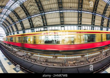 La gente viaggia alla stazione della metropolitana Alexanderplatz di Berlino Foto Stock