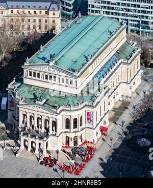 Vista dall'alto dell'Alte Oper (Old Opera House) di Francoforte Foto Stock