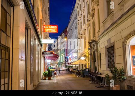 La gente visita la strada Graben a Vienna di notte Foto Stock