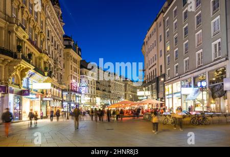 La gente visita la strada Graben a Vienna di notte Foto Stock