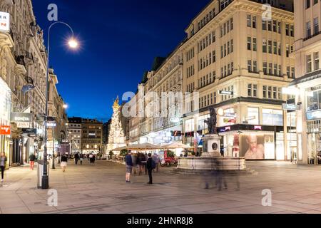 La gente visita la strada Graben a Vienna di notte Foto Stock