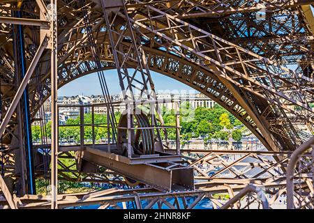 Vista astratta di dettagli della Torre Eiffel a Parigi, Francia Foto Stock