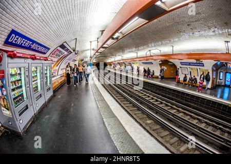 Turisti e locali su un treno della metropolitana a Parigi Foto Stock