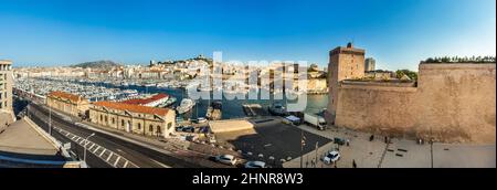 Vista di Marsiglia all'antico edificio del porto romano e dello skyline Foto Stock