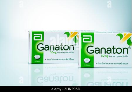 CHONBURI, THAILANDIA-22 NOVEMBRE 2021 : Ganaton prodotto da Abbott Laboratories. Ganaton compresse in confezione di carta su sfondo bianco. Itopride prescritto per dispepsia non ulcera e gastroparesi Foto Stock