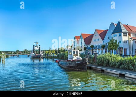 Vista sul fiume Peene fino all'area portuale di Wolgast. Foto Stock