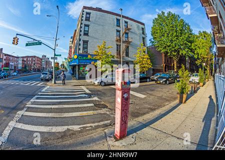 Tipica scena stradale con telefono di emergenza al mattino presto a New York, Brooklyn Foto Stock