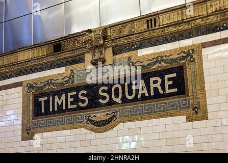 Stazione della metropolitana di Times Square a Manhattan Foto Stock