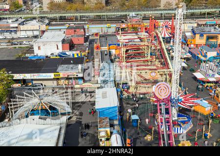 La gente gode l'area di divertimento Luna Park a Coney islandwalking lungo la passeggiata a Coney Island Foto Stock