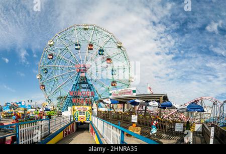 Wonder Wheel è una ruota eccentrica di cento cinquanta piedi al Luna Park Foto Stock