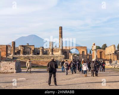 la gente cammina attraverso le rovine della città storica di pompei Foto Stock