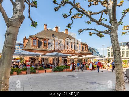 La gente gode la giornata di sole a Francoforte al cafe Hauptwache Foto Stock