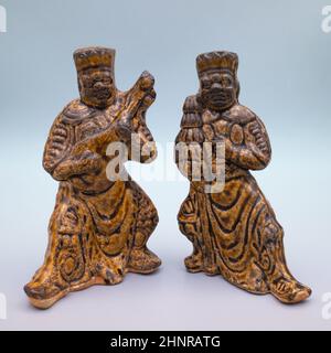 Raro paio di figure cinesi in ceramica smaltata in ambra. Dinastia Liao, 10th-11th secolo Foto Stock