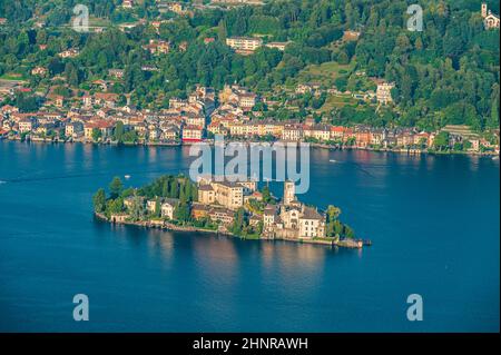 L'isola di San Giulio è un'isola del lago d'Orta in Piemonte con un monastero benedettino Foto Stock