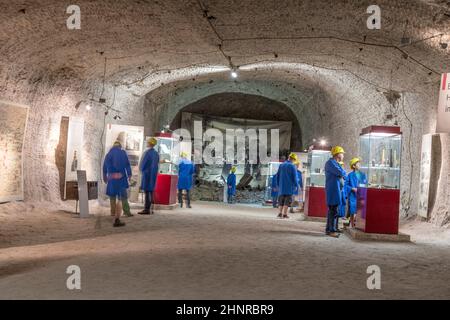 La gente visita l'impianto minerario Sondershausen in Germania Foto Stock