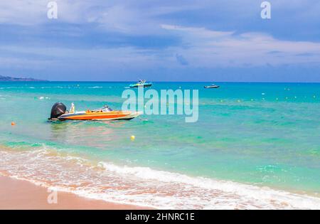 Baia di Faliraki e spiaggia con acque turchesi limpide, mentre le nuvole pioggia e tempesta paesaggio panorama Rodi Grecia. Foto Stock