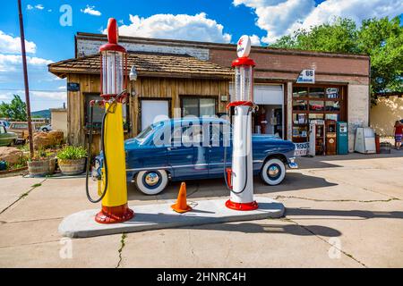 Vecchia stazione di rifornimento retrò a Williams Foto Stock