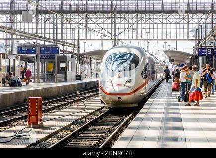 Persone in arrivo o in partenza alla stazione ferroviaria di Francoforte Foto Stock