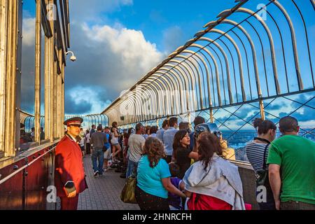 La gente gode della vista dall'Empire state Building nel tardo pomeriggio Foto Stock