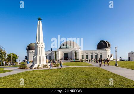 La gente visita l'Osservatorio Griffith Park nella zona di Los Feliz/Hollywood Foto Stock
