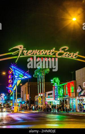 La gente gode Fremont Street a Las Vegas di notte. Foto Stock