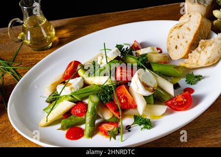 Insalata di asparagi con fragole, pomodori e formaggio di capra Foto Stock