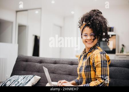 ritratto di giovane donna afro felice Foto Stock