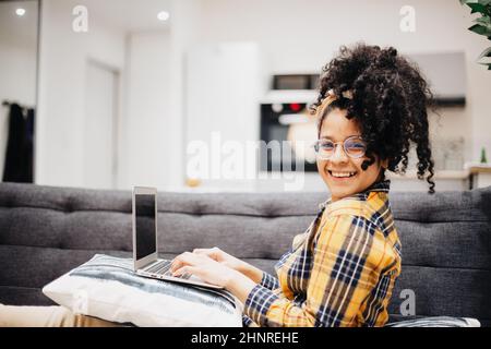 ritratto di giovane donna afro felice Foto Stock