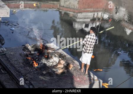 Rituali di cremazione indù sulle rive del fiume Bagmati al Tempio di Pashupatinath Foto Stock